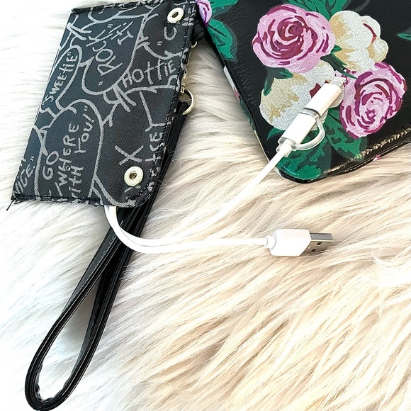 Betsey Johnson NWOT Charging Black Floral Wristlet Clutch - Picture 3 of 15